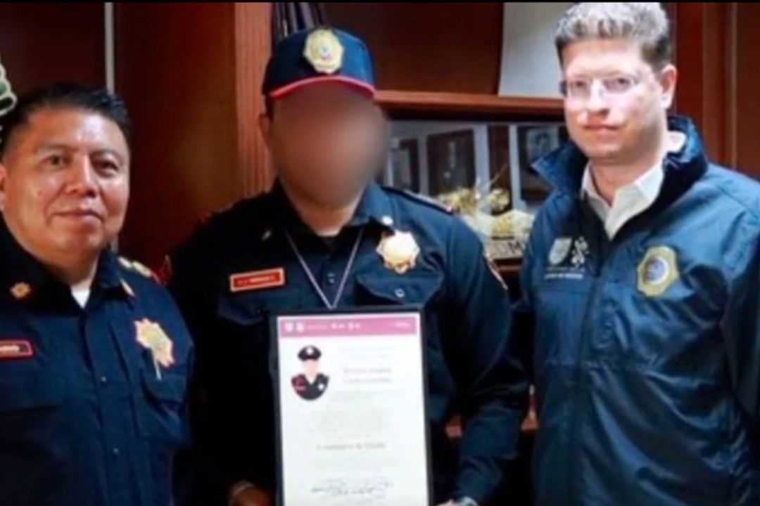 El titular de la Secretaría de Seguridad de la CDMX, Pablo Vázquez Camacho, reconoció al uniformado que enfrentó a varios ladrones