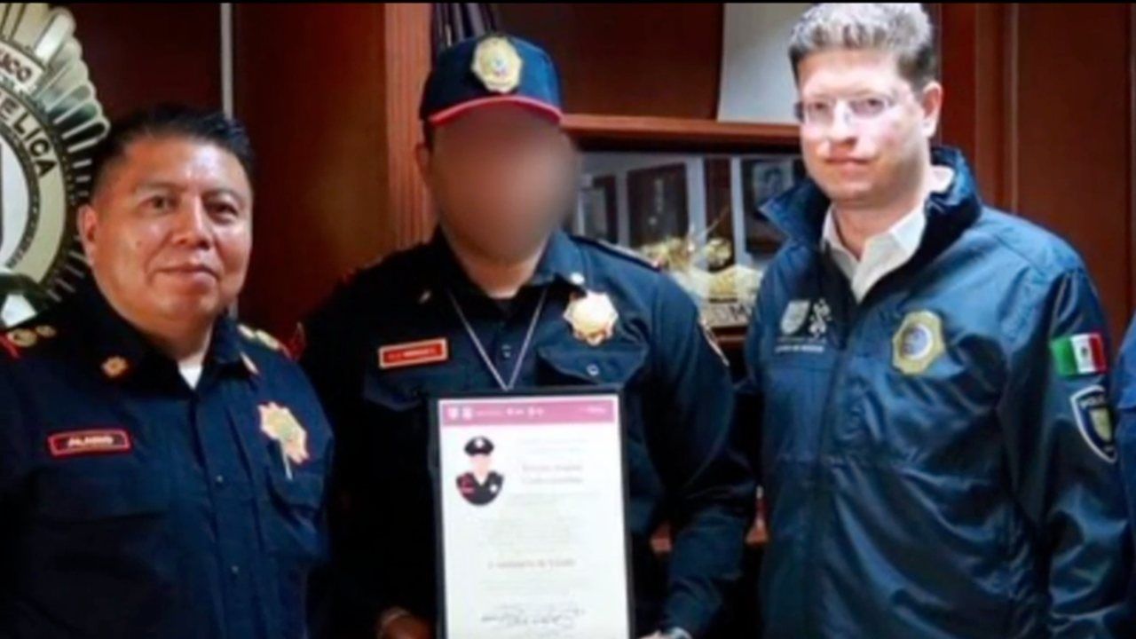 El titular de la Secretaría de Seguridad de la CDMX, Pablo Vázquez Camacho, reconoció al uniformado que enfrentó a varios ladrones