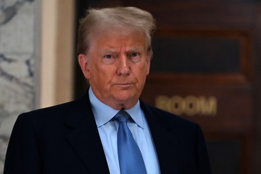 Un juez que preside el juicio por fraude empresarial contra Trump en Nueva York con encarcelarlo por violar una orden