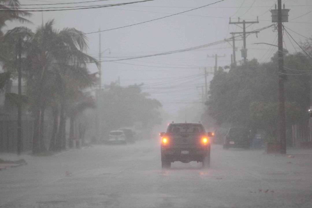 Norma, que tocó tierra este sábado, se mueve sobre la península de Baja California Sur con una velocidad sostenida de 157 kilómetros por hora