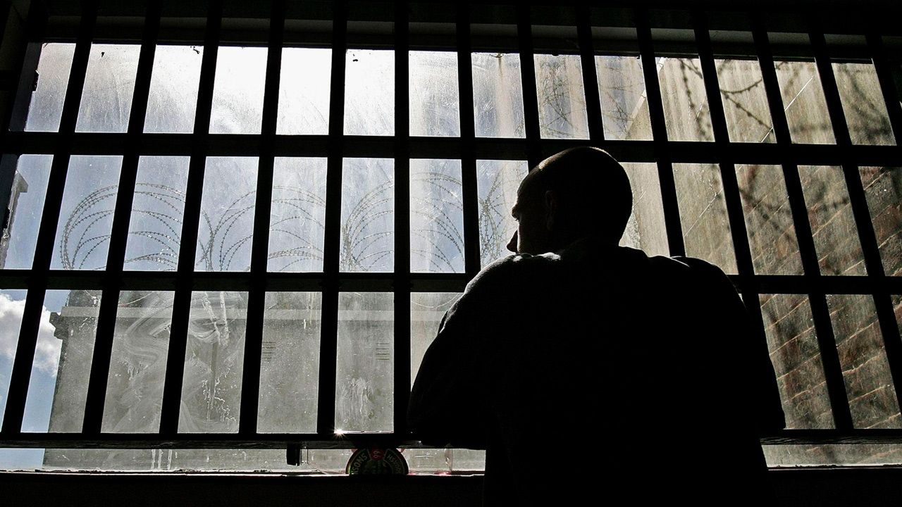 Persona previamente encarcelada enfrenta desafíos laborales