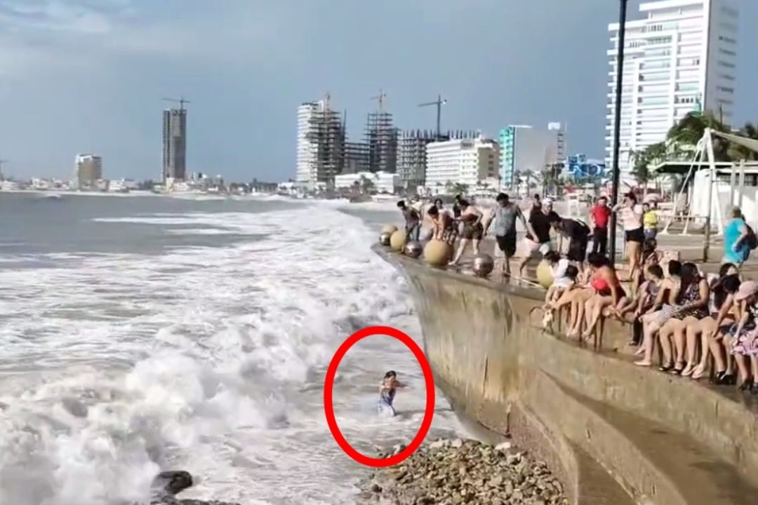 Video |¿Imprudencia? Mujer Ignora Advertencias por Ciclón Norma y Cae al Mar en Mazatlán