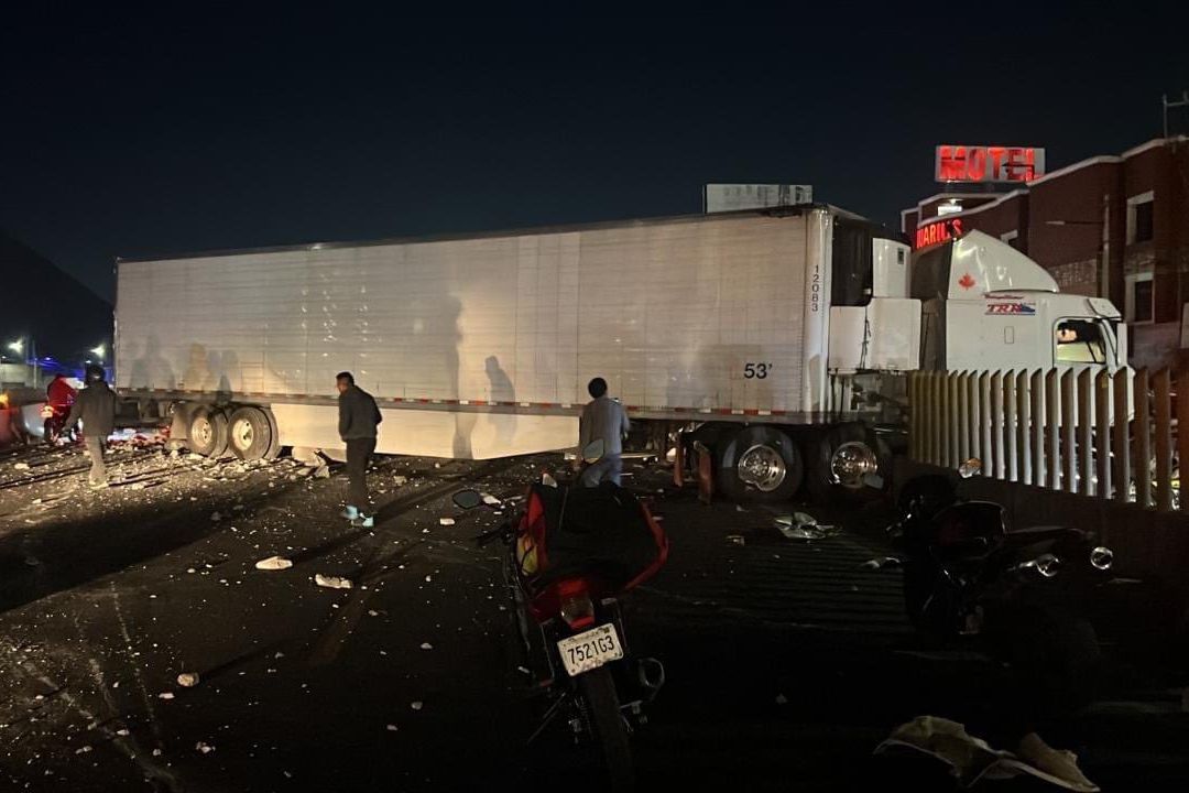 Tráiler Provoca Choque Múltiple en la México-Puebla; Reportan Un Muerto