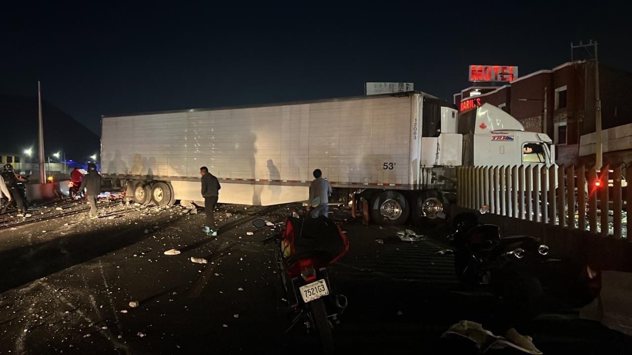 Tráiler Provoca Choque Múltiple en la México-Puebla; Reportan Un Muerto