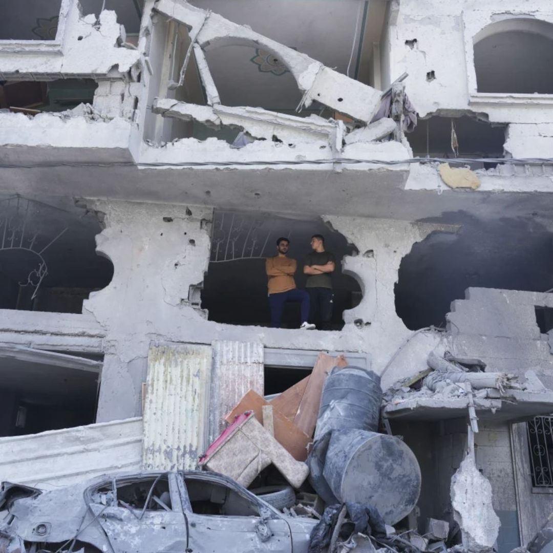 Palestinos dentro de un edificio en la Franja de Gaza