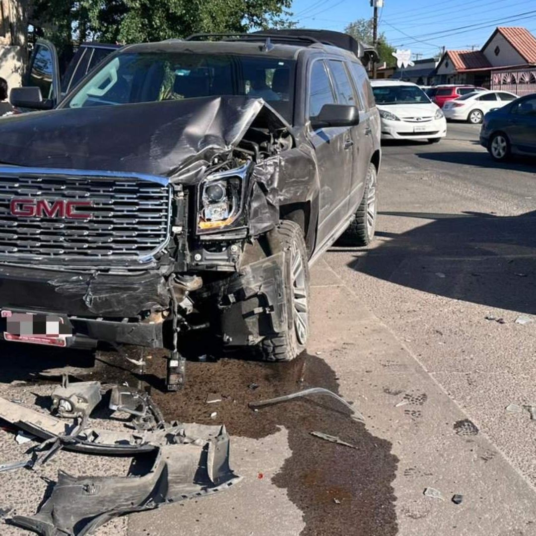 Adolescente roba una camioneta y choca en Mexicali