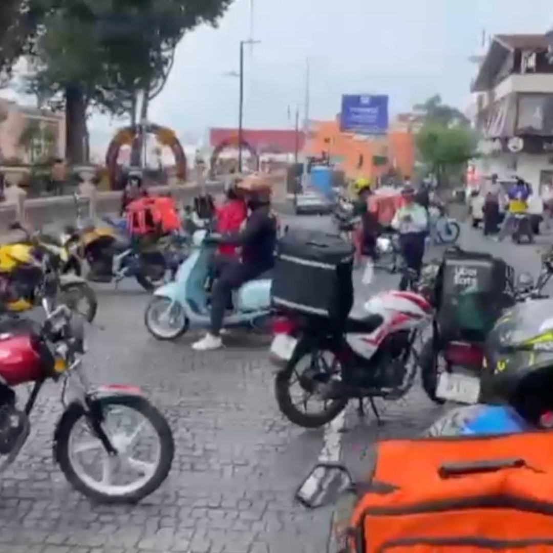 Bloqueo por manifestación de moto-repartidores en Xalapa.