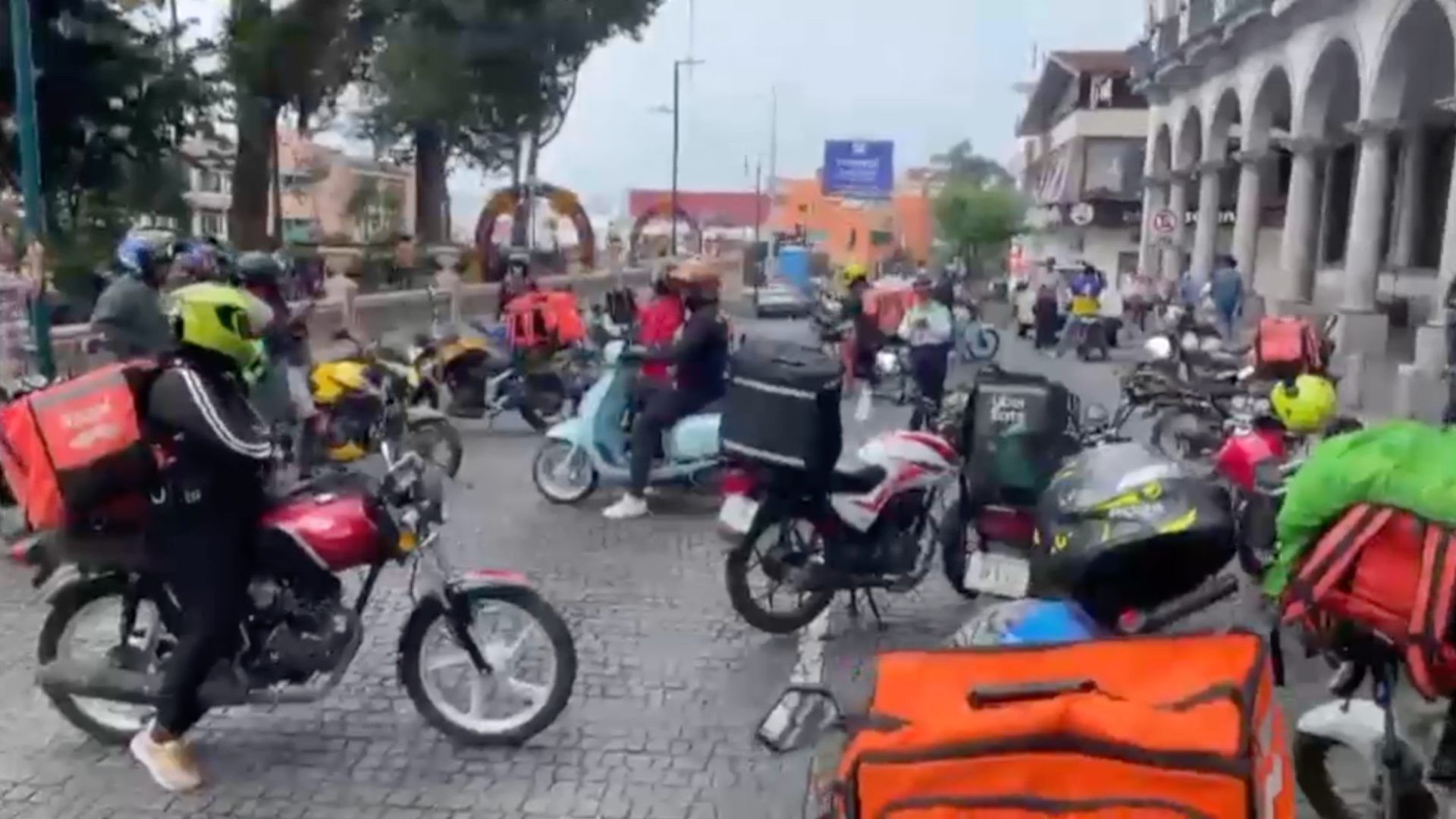 Bloqueo por manifestación de moto-repartidores en Xalapa.