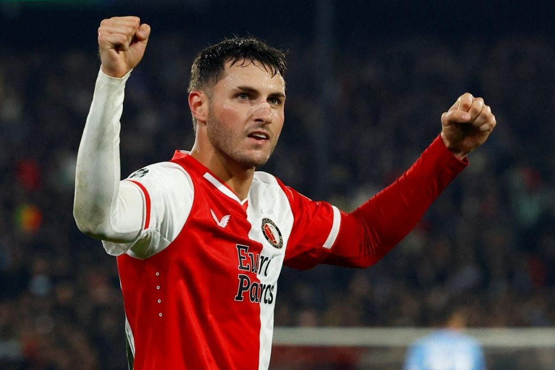 Santiago Giménez debuta con doblete en Champions League