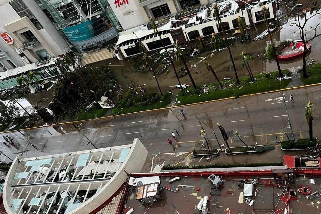 El huracán Otis devasta la Costera Miguel Alemán en Acapulco
