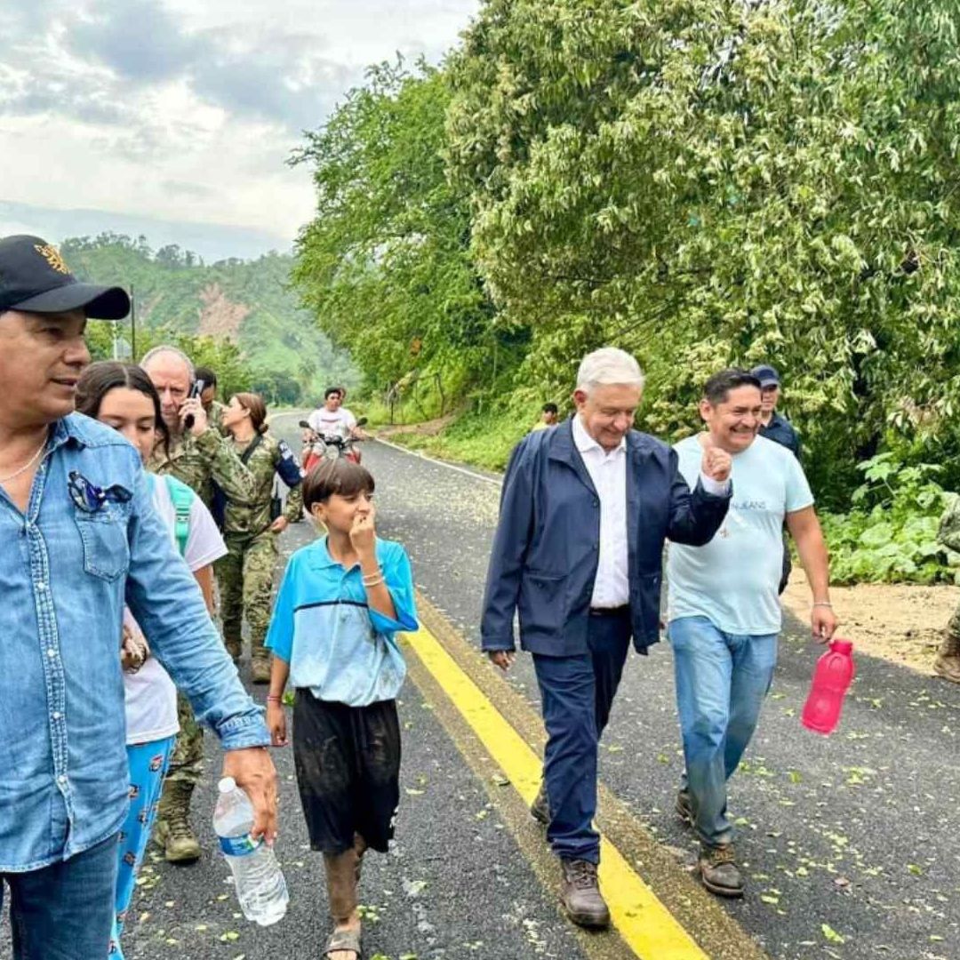 El presidente de México, Andrés Manuel López Obrador, transita por carreteras afectadas por el paso del huracán Otis