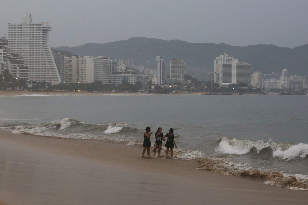 Otis se degrada a tormenta tropical tras golpear Acapulco