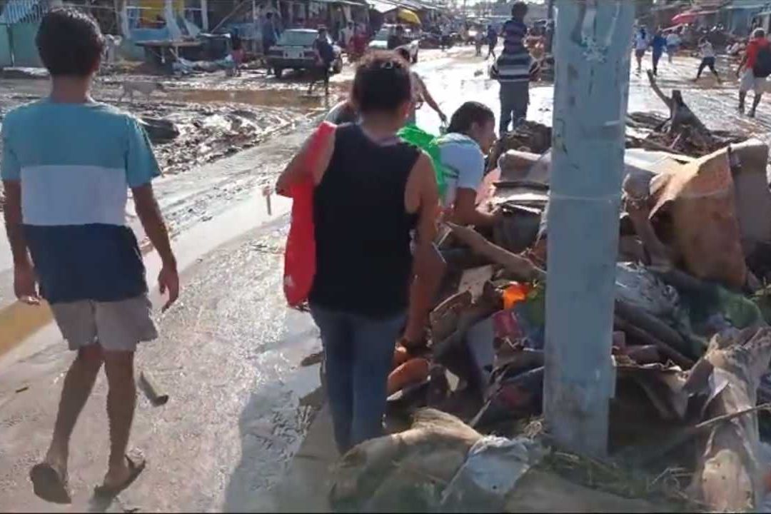 Damnificados en Acapulco buscan alimentos en la basura por el huracán Otis