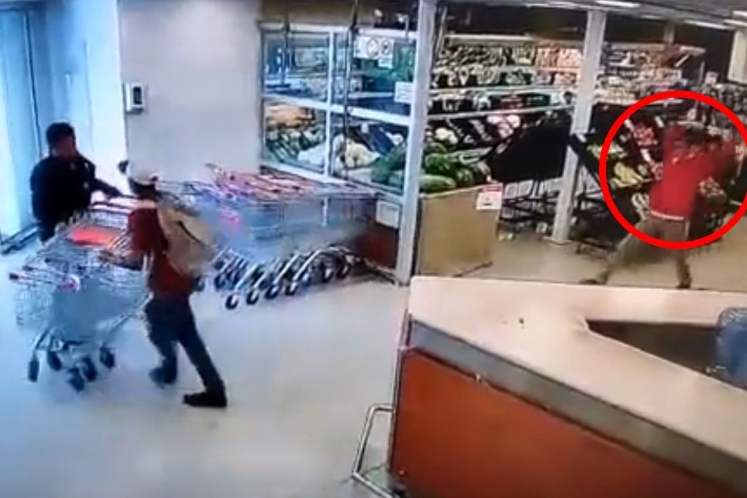 Un joven se convirtió en el empleado del mes al aventarle una botella llena de refresco a un ladrón