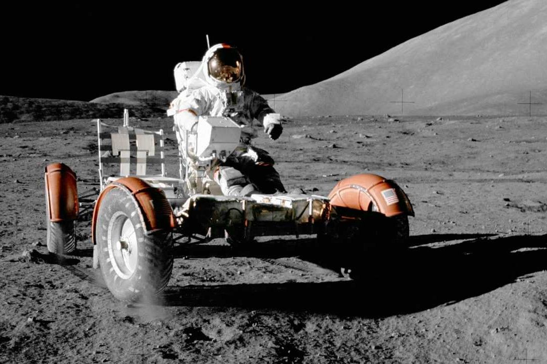 Astronauta sobre la Luna en la misión Apollo 17
