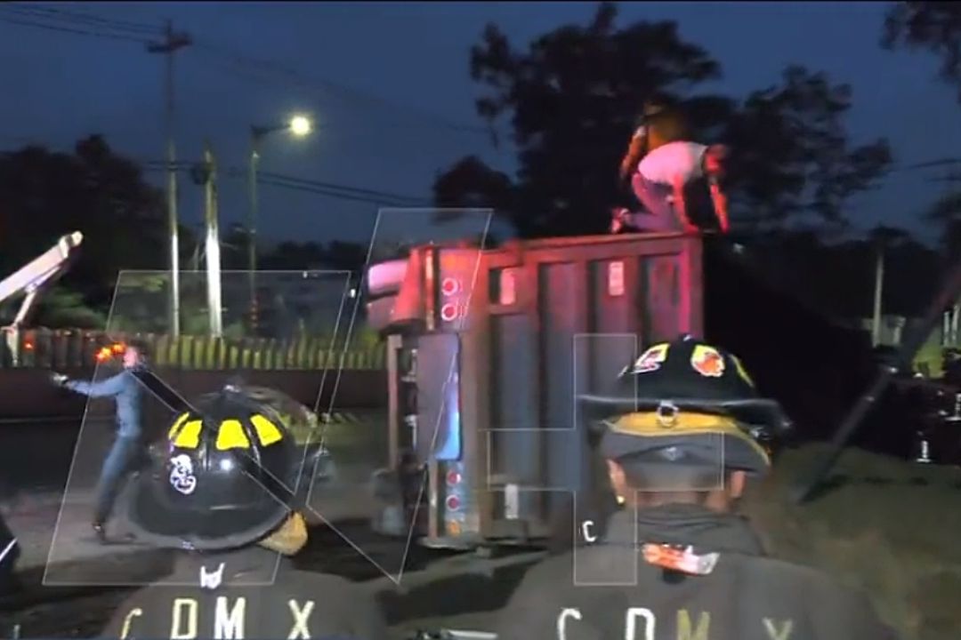 Caos en la carrertera México-Toluca por volcadura de tráiler
