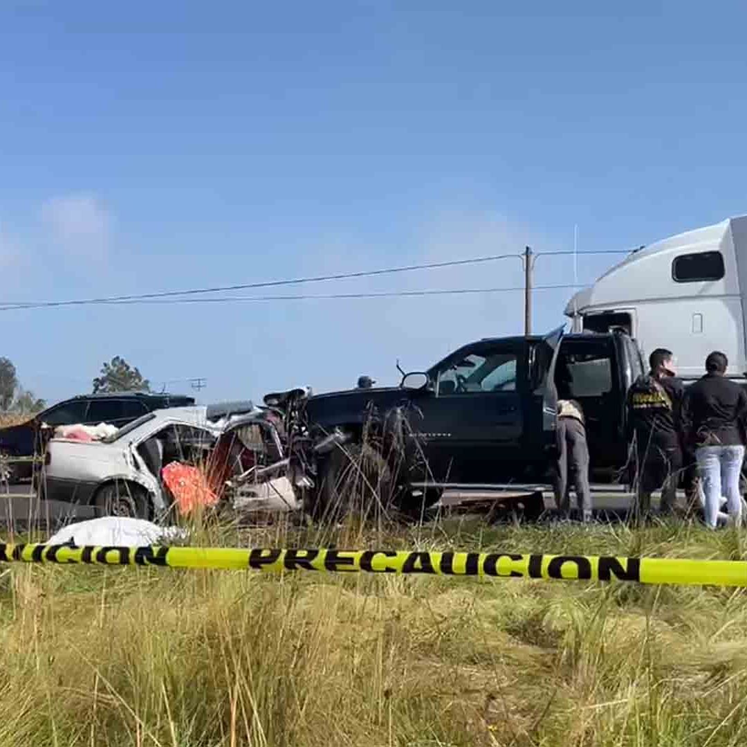 Testigos refieren que los tripulantes de la camioneta huyeron del lugar.