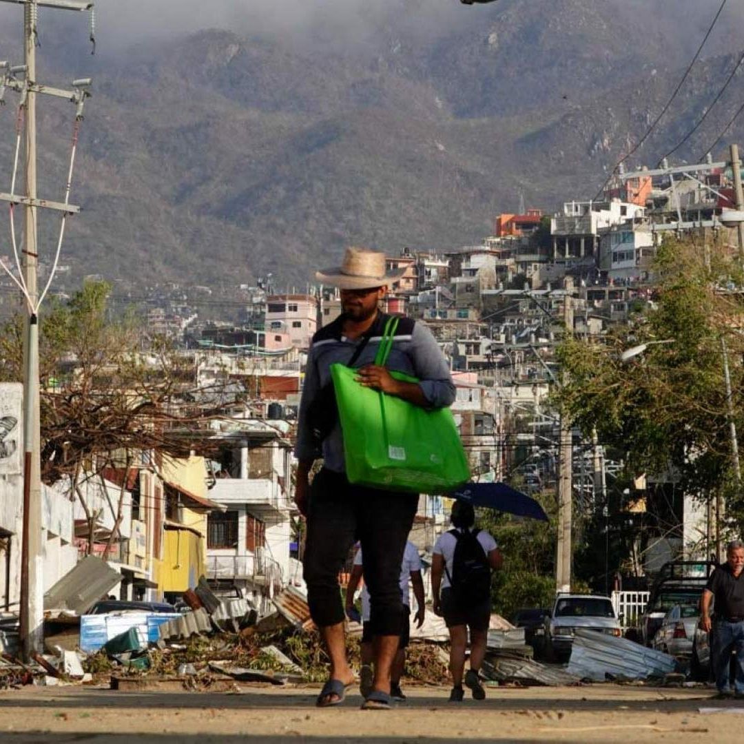 Pobladores recorren calles de Acapulco tras paso del huracán Otis.
