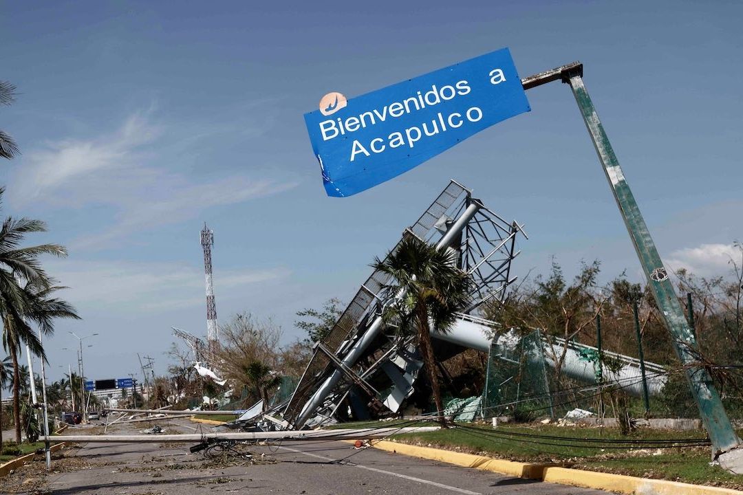 Letrero roto en el Aeropuerto de Acapulco