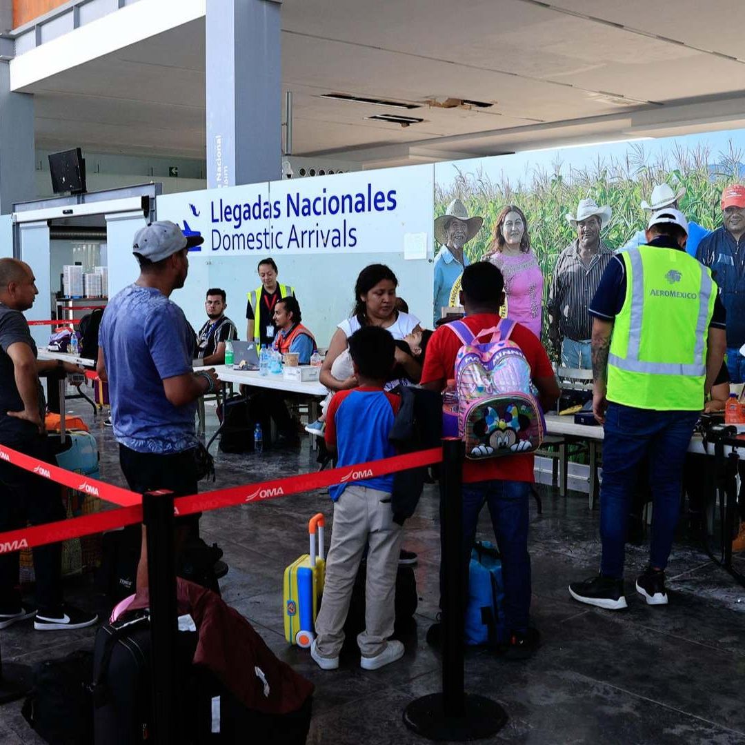 Turistas comienzan a salir de Acapulco. Foto: EFE