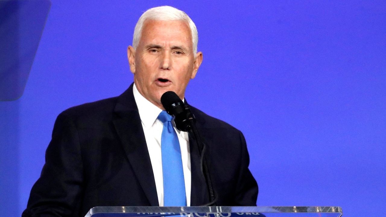 Con la salida de Pence, Trump deja atrás a uno de sus principales enemigos en esta contienda.