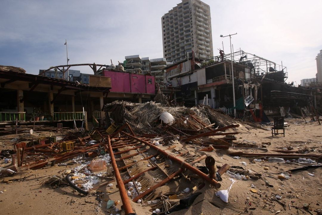 Sigue la destrucción en Acapulco tras el paso del huracán Otis, cifra de muertos aumenta