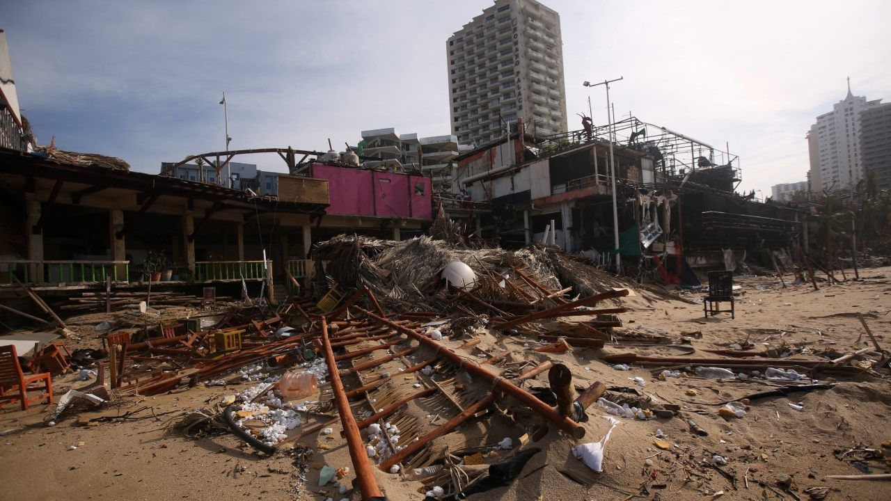 Sigue la destrucción en Acapulco tras el paso del huracán Otis, cifra de muertos aumenta