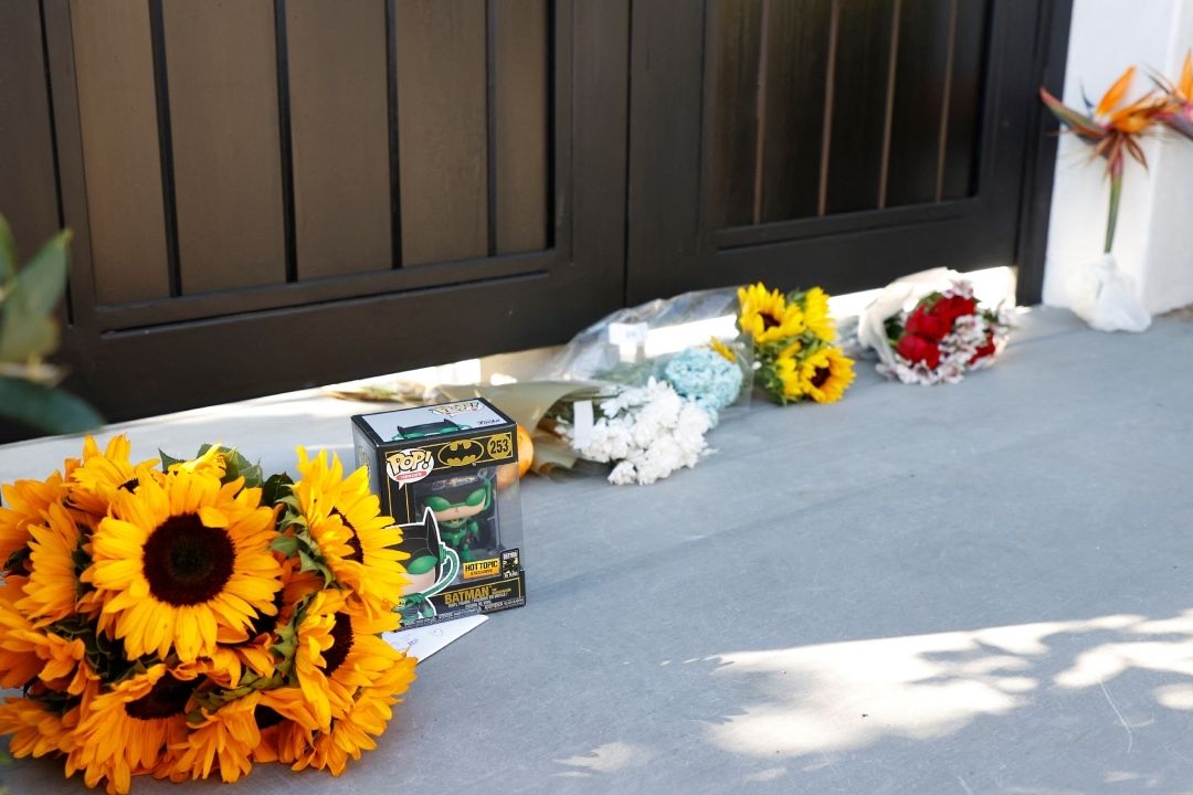 Fans dejaron flores en la casa del actor de Friends. Foto: AFP