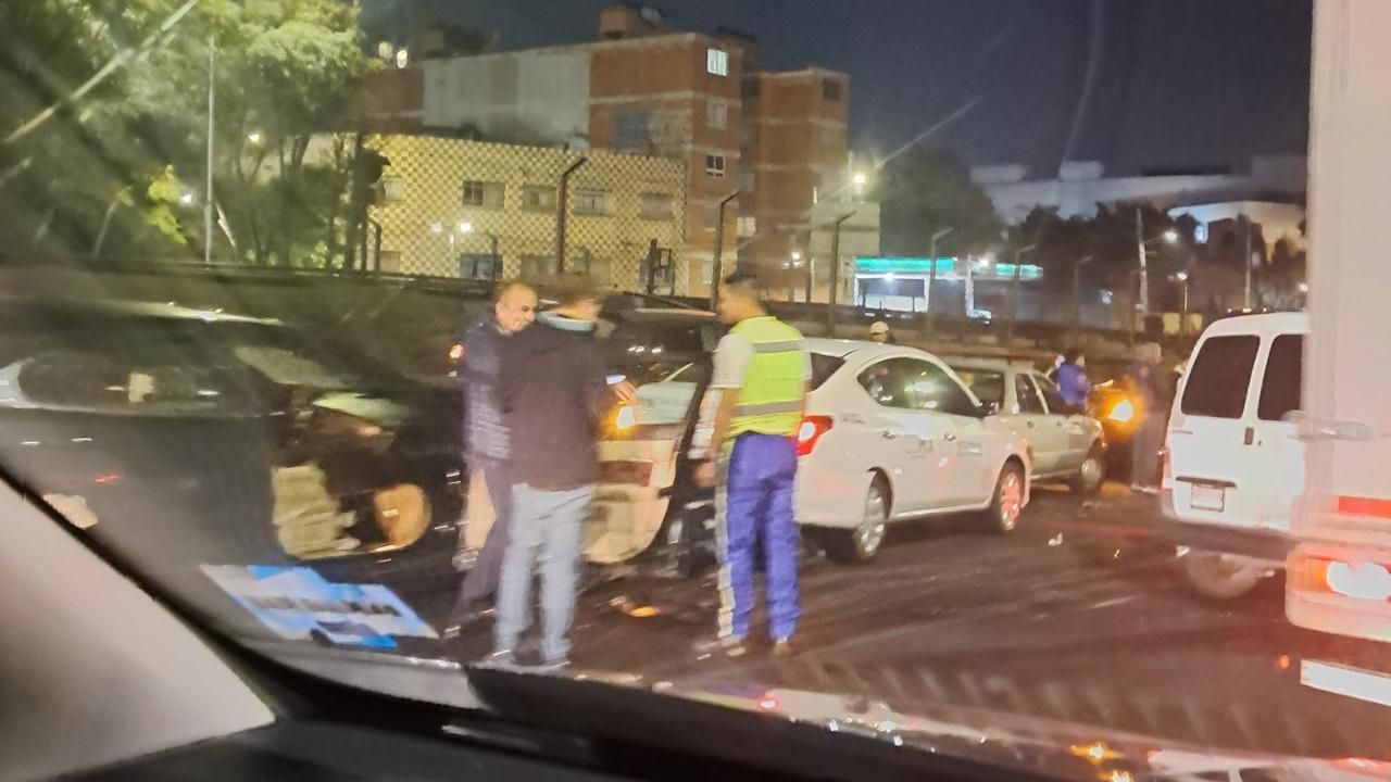 Se registra un choque múltiple en Calzada de Tlalpan y Viaducto