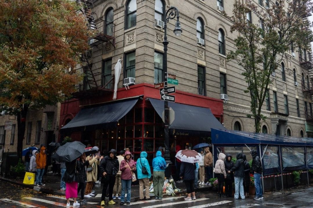 Fans de Friends Despiden a Mathew Perry Frente al Icónico Edifico en NY