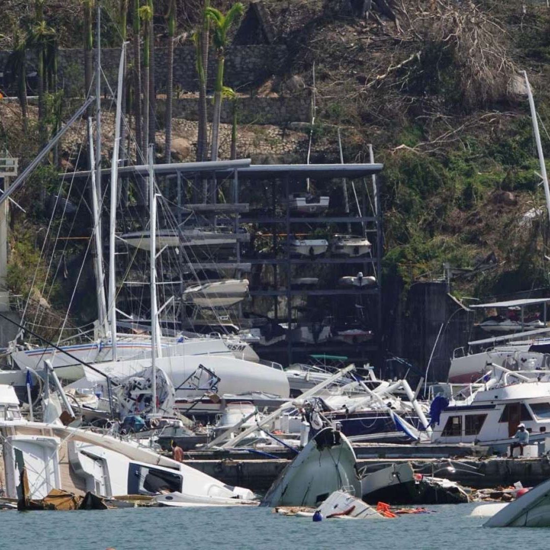 La zona de yates permanece destrozada, decenas de embarcaciones se encuentran encalladas.