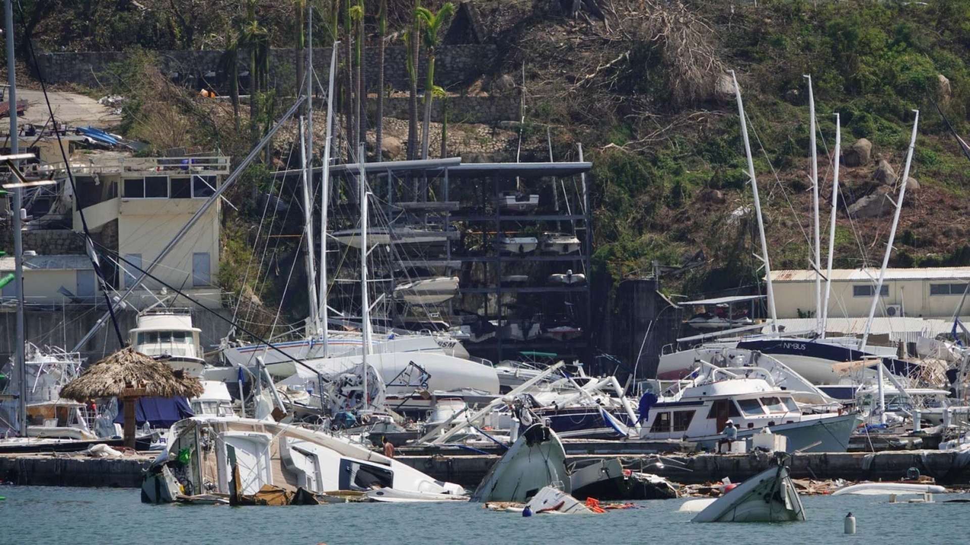 La zona de yates permanece destrozada, decenas de embarcaciones se encuentran encalladas.