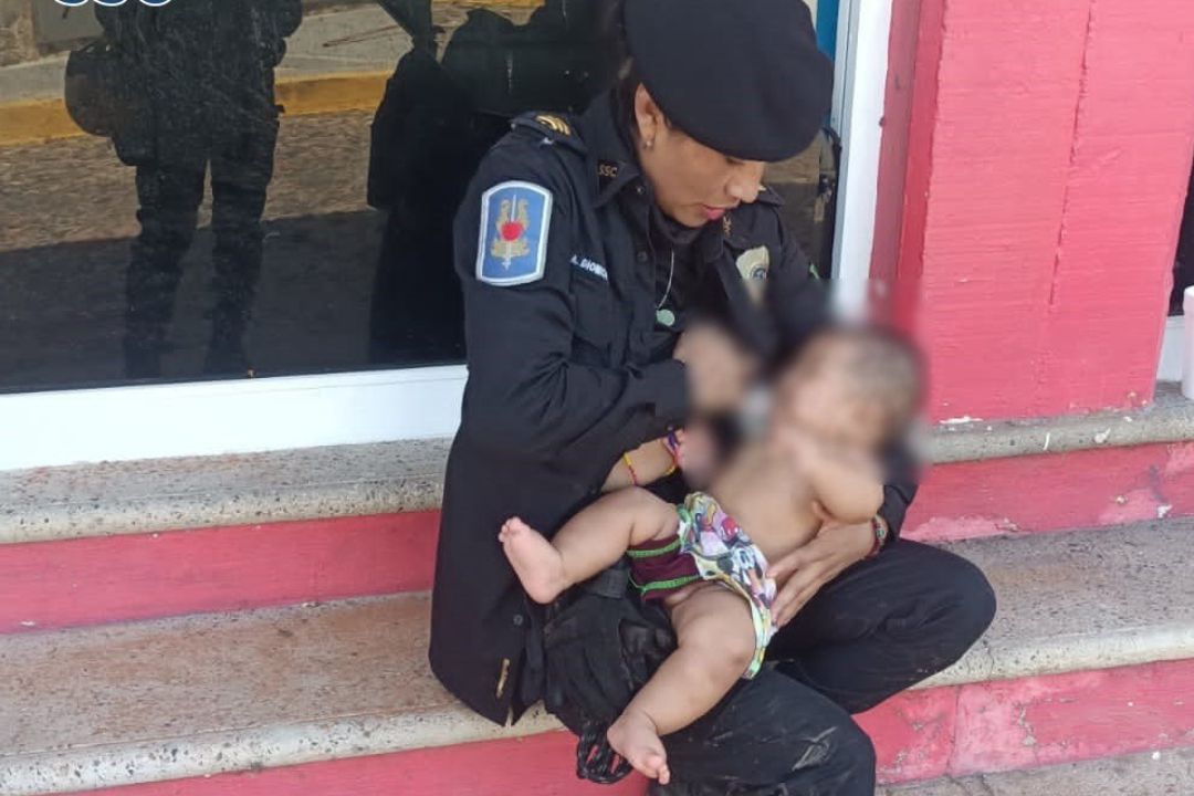 Huracán Otis: Mujer Policía Amamanta a Bebé en Acapulco que Llevaba Dos Días Sin Comer
