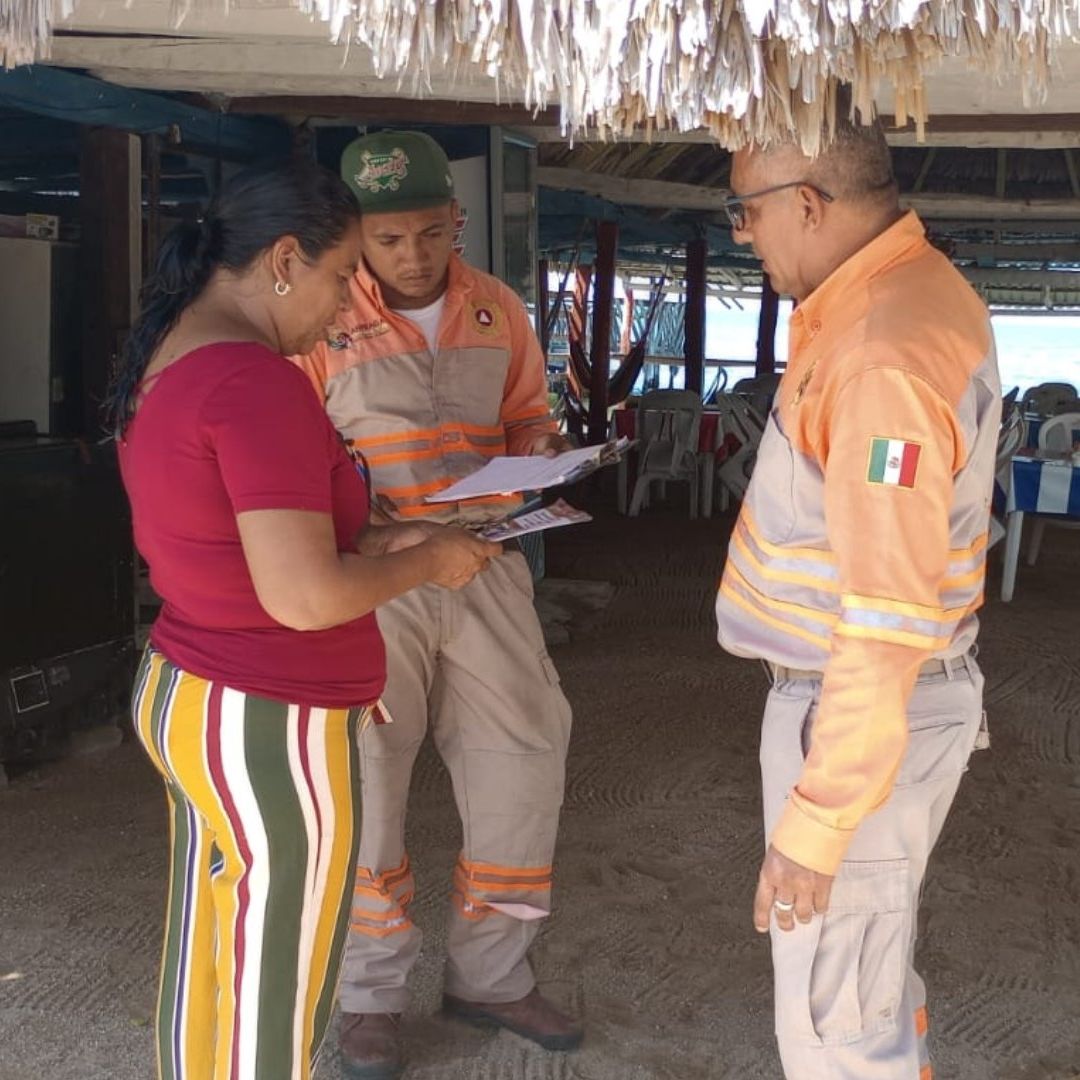 Personal de Protección Civil en Chiapas informa a la población ante posible impacto de Pilar