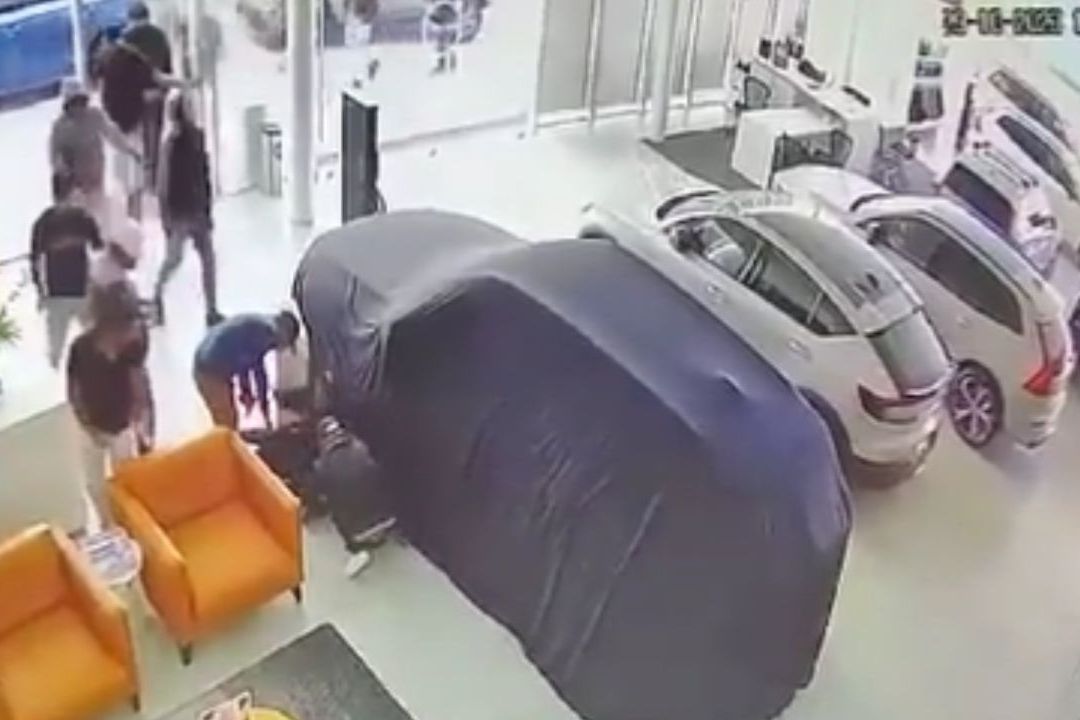 Un comando armado ingresó a una agencia de autos Volvo en León, Guanajuato y robó 10 carros de lujo