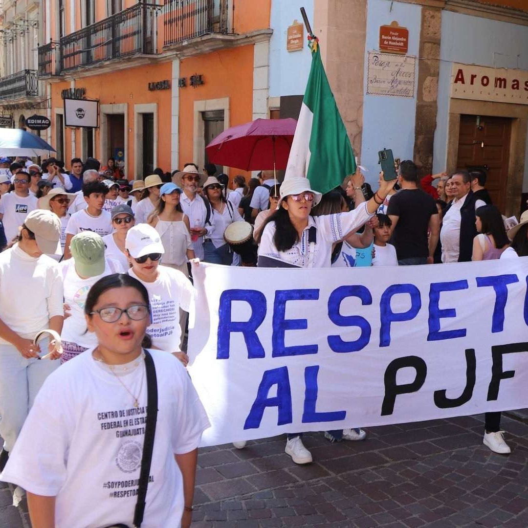 Manifestación de trabajadores del Poder Judicial por las calles de Guanajuato el 29 de octubre.