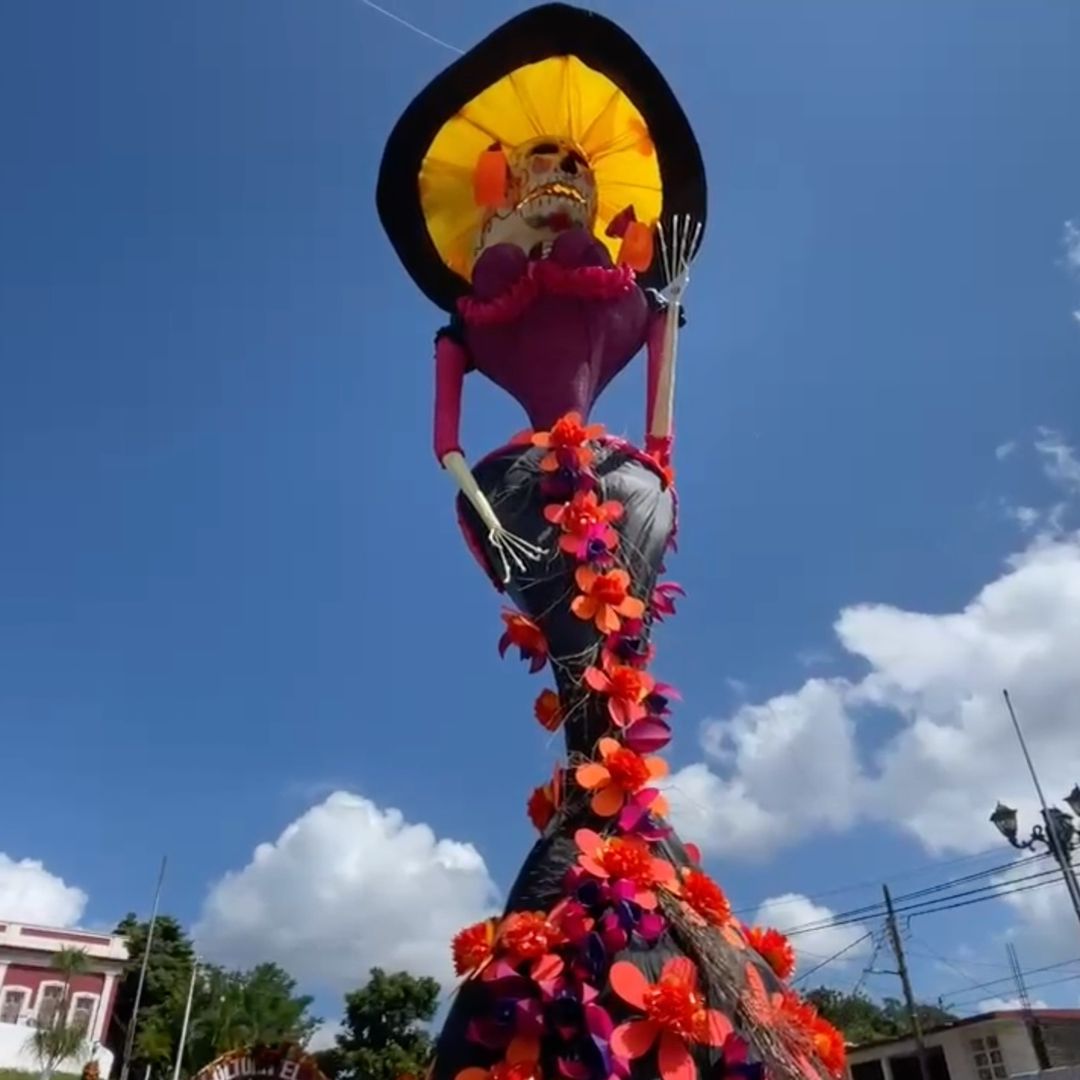 los tonos rojo y naranja crean un diseño único y muy mexicano.