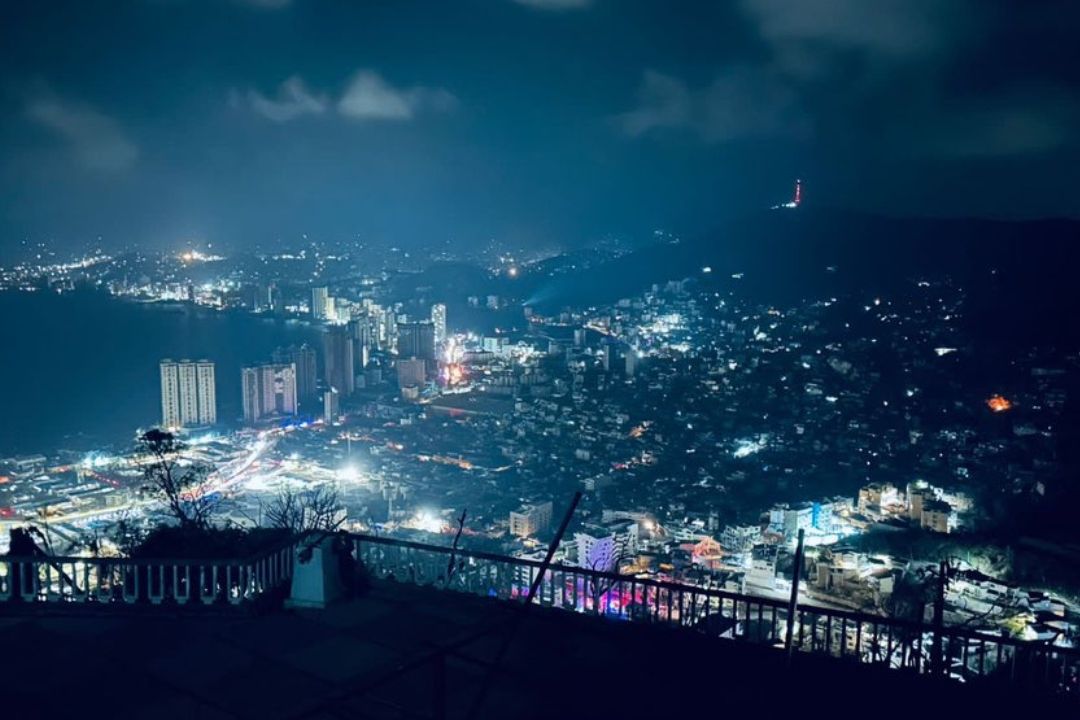 Huracán Otis: Bahía de Acapulco Vuelve a Brillar de Noche