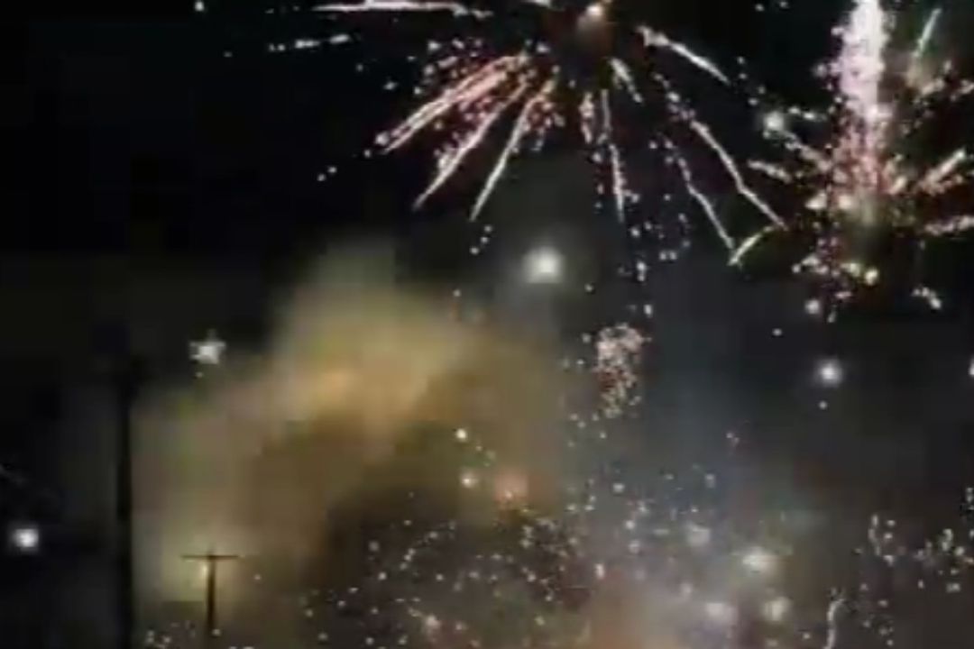Accidente entre dos vehículos provoca show de fuegos artificiales.