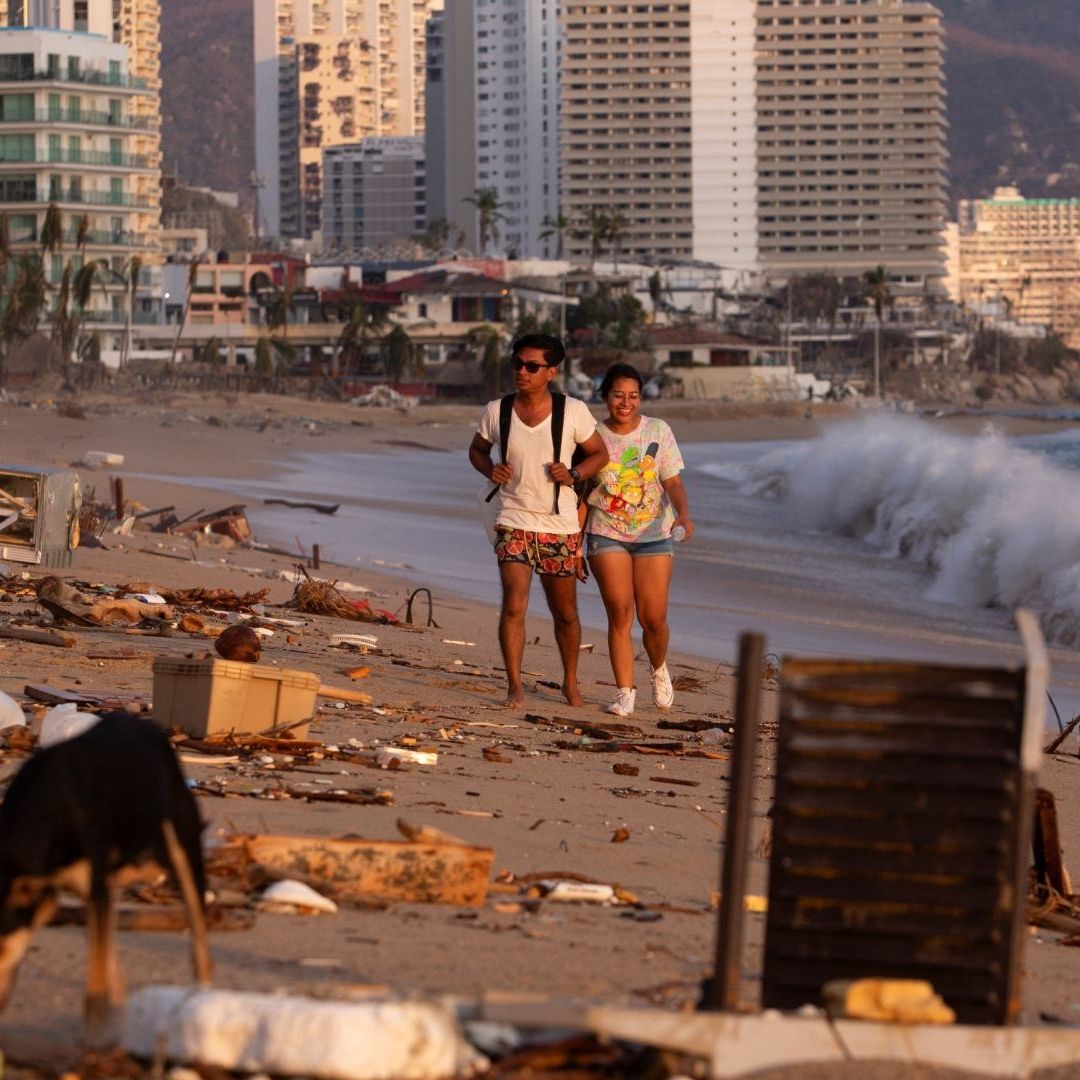 La basura en la playa de Acapulco es notoria tras el impacto del huracán Otis.