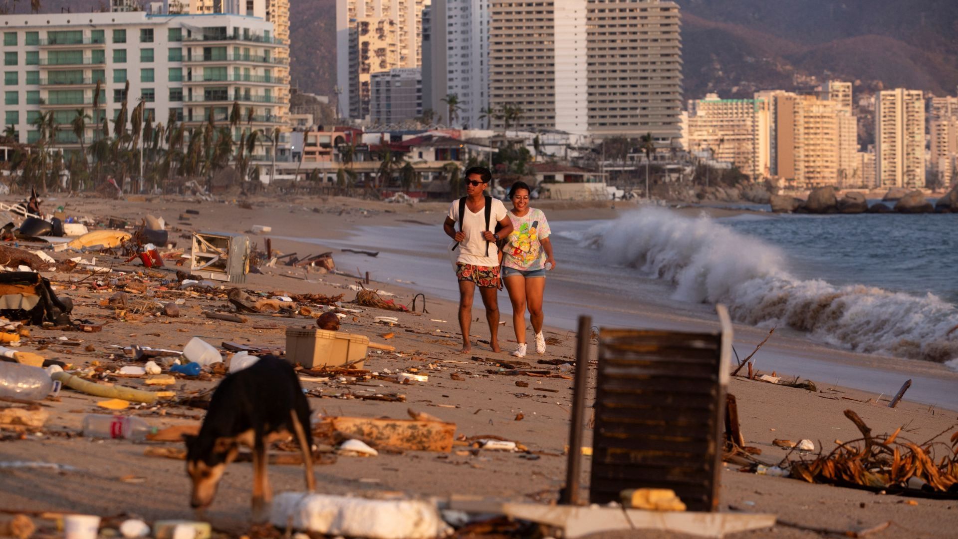 La basura en la playa de Acapulco es notoria tras el impacto del huracán Otis.