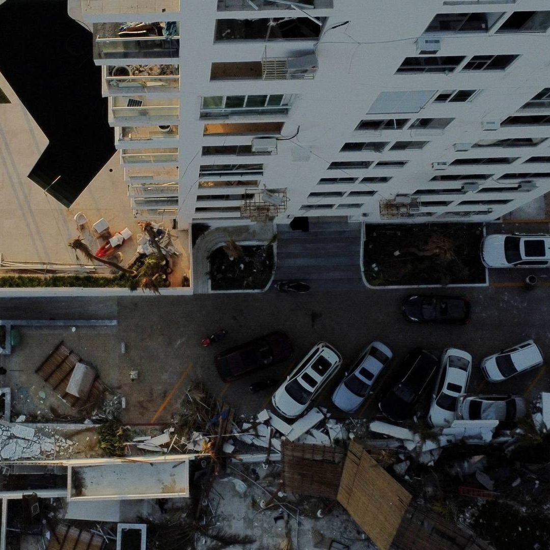 Vista aérea de autos y edificios dañados por el paso del huracán Otis