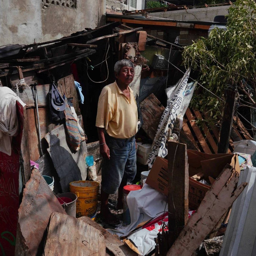 Humberto Navarre, de 56 años, delante de lo que quedó de su casa tras el paso del huracán Otis en Guerrero.