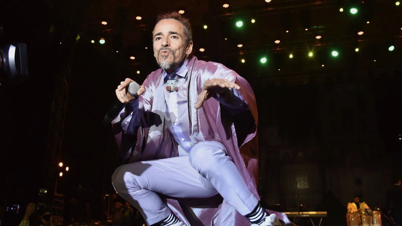 Rubén Albarrán de Café Tacvba durante un concierto