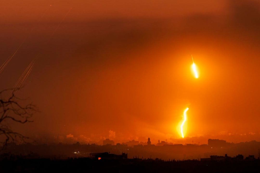 Misiles iluminando el cielo nocturno sobre Gaza