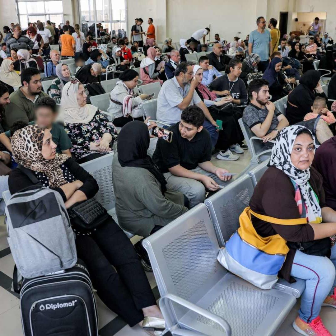 Palestinos en el cruce fronterizo de Rafah
