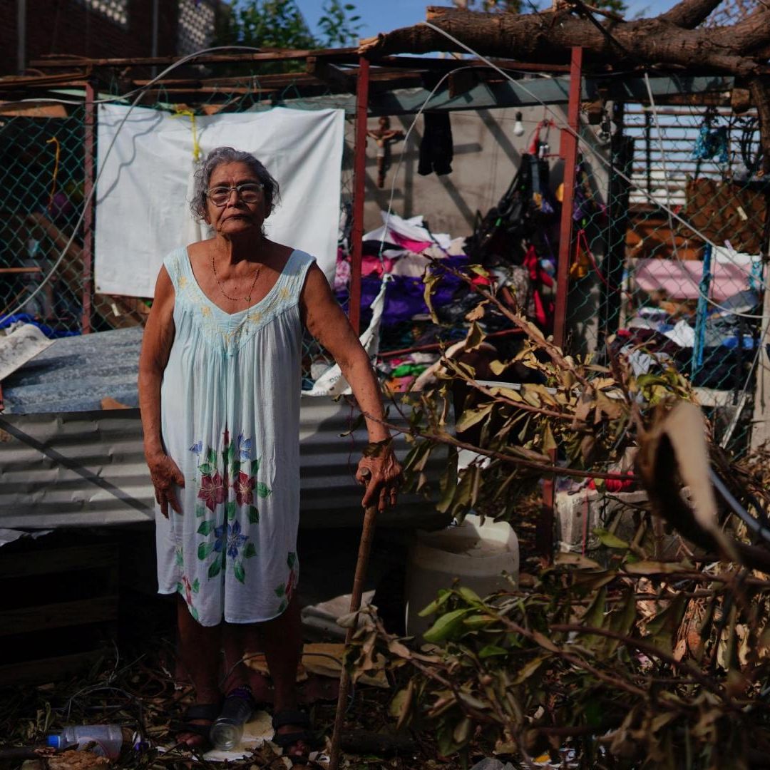 Yasmin Toledo, de 70 años, posa frente a su casa destruida tras el paso del huracán Otis en Acapulco