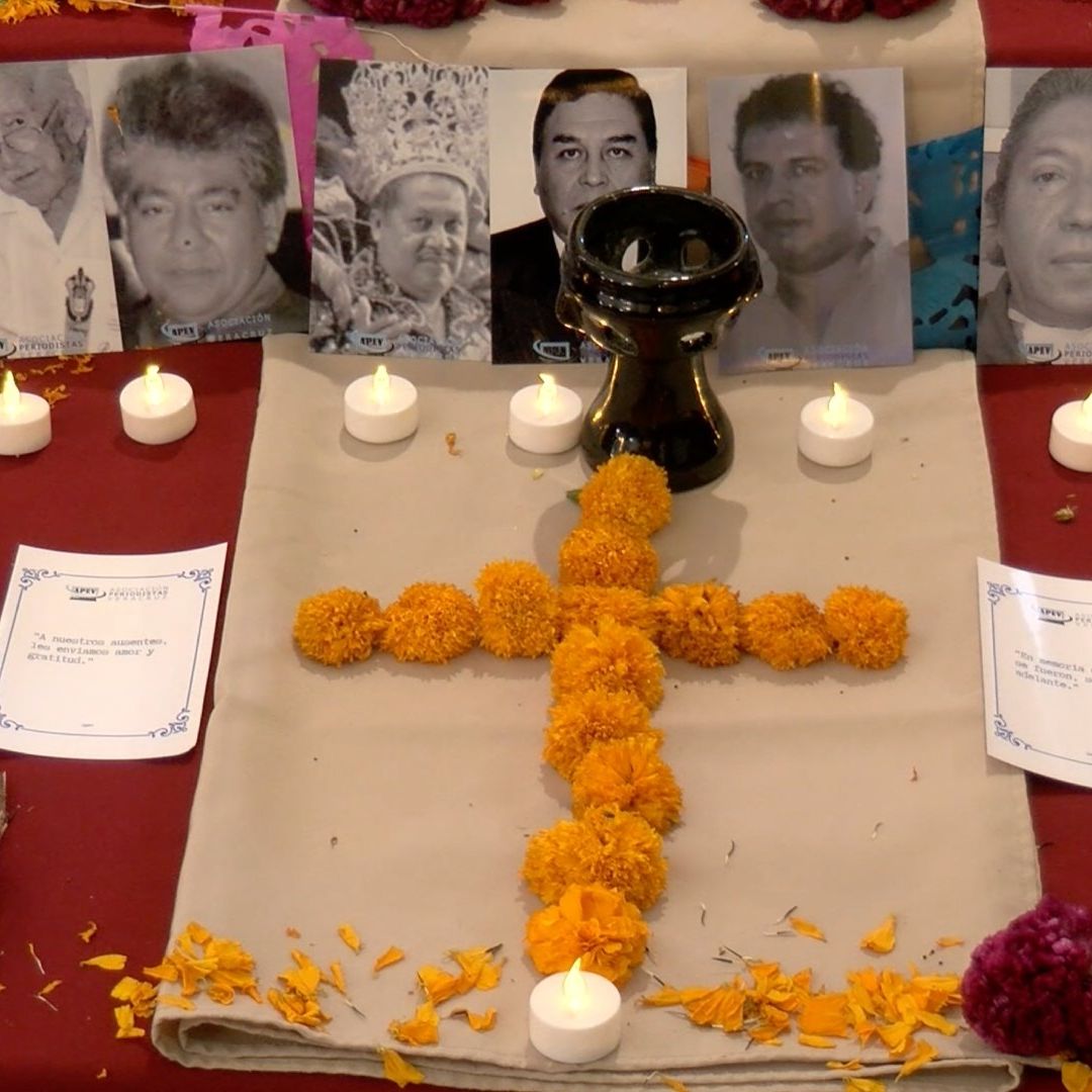 En el altar se colocaron los alimentos y bebidas que eran del agrado de los compañeros