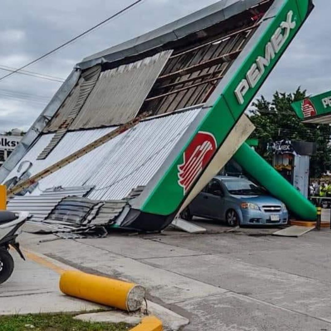 Trabajadores caen de 10 metros de altura tras colapsar techo de gasolinera en Tierra Blanca