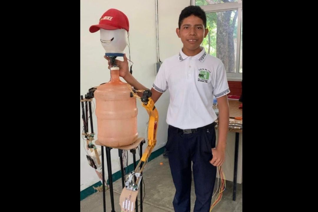Joven estudiante crea robot con garrafón de agua